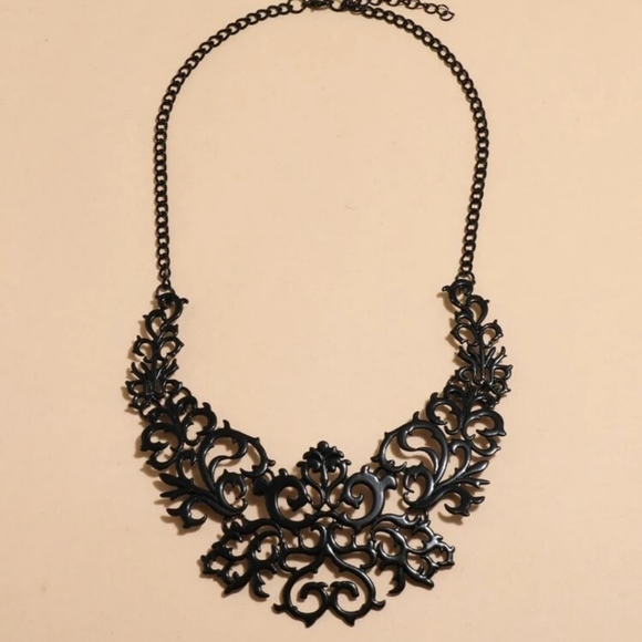 Metal hollow out necklace.pretty.lightweight.trendy. - Picture 4 of 5